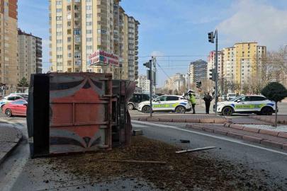 Otomobille çarpışan kamyonet yan yattı, hayvan dışkıları yola savruldu