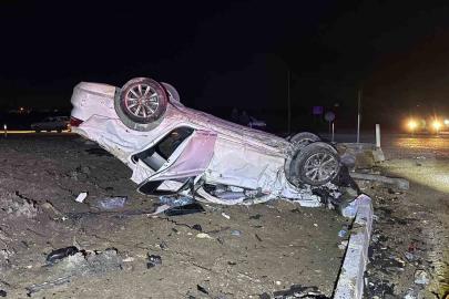 Otomobiller kafa kafaya çarpıştı: 2 yaralı