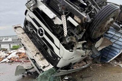 Otoyolda kazaya karışan tır ters döndü: 1 yaralı