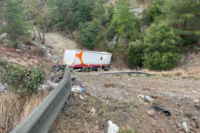 Otoyolda tır bariyerlere çarpıp şarampole yuvarlandı: 2 yaralı