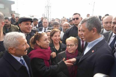 Özgür Özel Nurdağı’nda depremzedelerle bir araya geldi