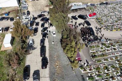 Özgür Özel’den 30 araçlık konvoyla deprem mezarlığına ziyaret