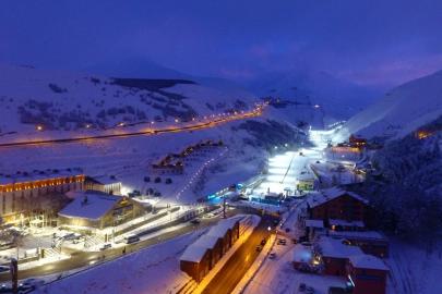 Palandöken’de kayak keyfi sürüyor