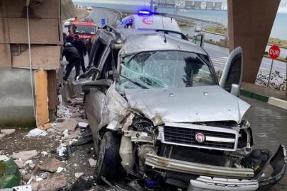 Panelvan araç hastanenin güvenlik kulübesine çarptı; baba ve oğlu yaralandı