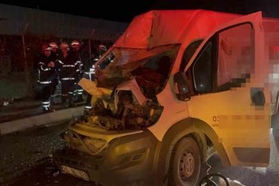 Panelvan araç park halindeki tıra ok gibi saplandı: 2 ağır yaralı