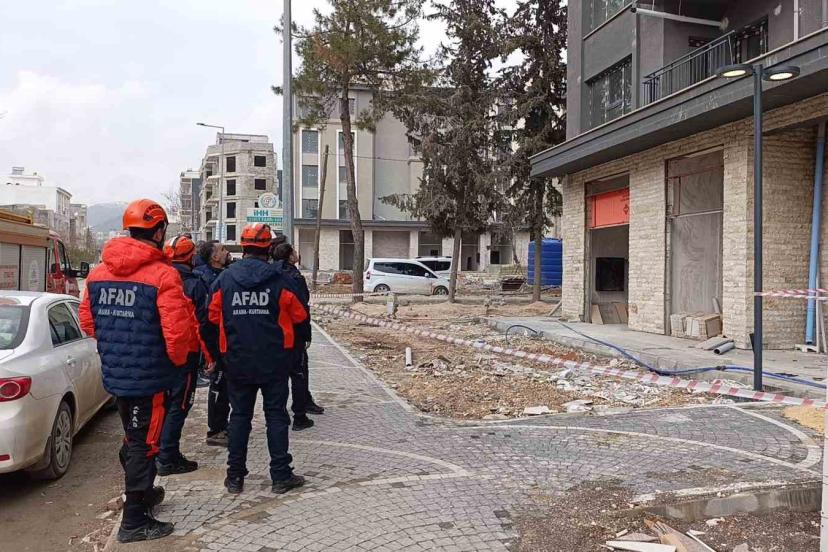 Paralarını alamadıklarını iddia eden 2 işçi binanın çatısına çıktı