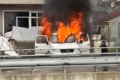 Park halindeki araç alev alev yandı