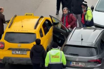 Park halindeki aracın açılan kapısına taksi çarptı