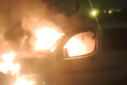 Park halindeki otomobil alev alev yandı