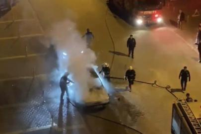 Park halindeki otomobil alev alev yandı