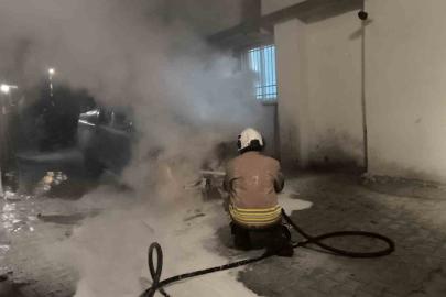 Park halindeki otomobil alevlere teslim oldu