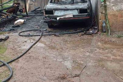 Park halindeki otomobilde çıkan yangın eve sıçradı