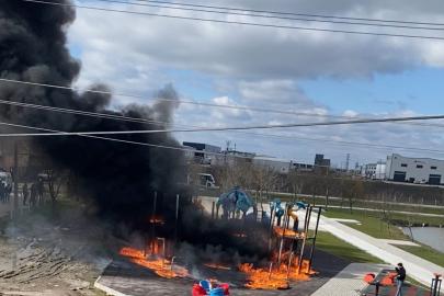 Parkta oyun grupları alev alev yandı