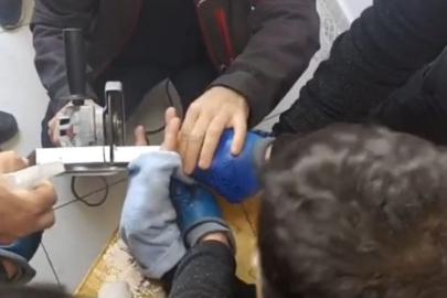 Parmağı akıllı tahtaya sıkışan öğrenci itfaiye ekiplerince kurtarıldı