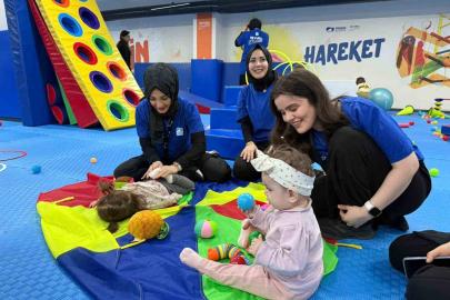 Pendik’te anne ve bebekler aynı minderde jimnastik yapıyor