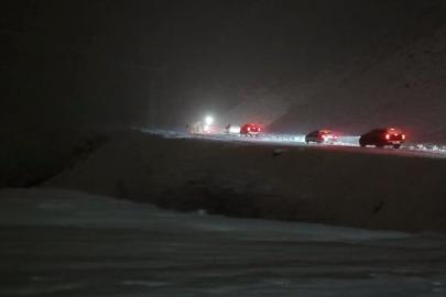 Pervari ve Şirvan’da kar yağışı köy yollarını kapattı, mahsur kalan araçlar kurtarıldı