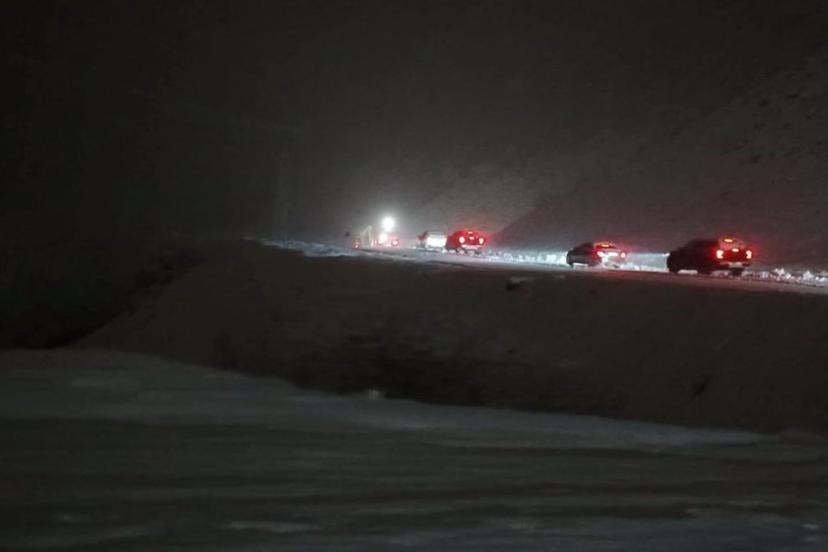 Pervari ve Şirvan’da kar yağışı köy yollarını kapattı, mahsur kalan araçlar kurtarıldı