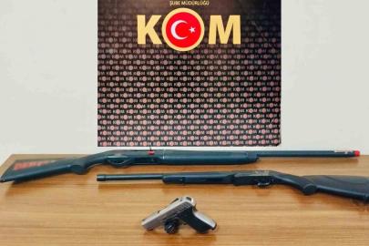Polis 4 ruhsatsız silah ele geçirdi