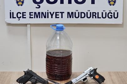 Polis iş yerine yaptığı baskında ruhsatsız silah ve bıçak ele geçirdi