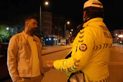 Polisten ’babalık’ yapmasını isteyen alkollü sürücü gazetecinin şarjının bitmesini diledi