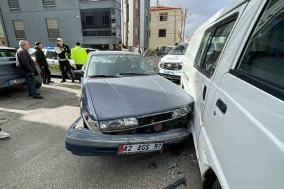 Polisten kaçan 14 yaşındaki sürücü minibüse çarpınca yakalandı