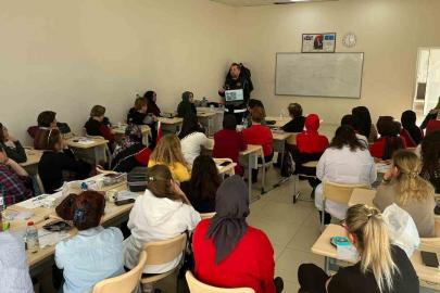 Polisten vatandaşlara uyuşturucuyla mücadele eğitimi