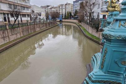 Porsuk Çayı kahverengi tonuna büründü