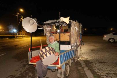 Ramazan davulcusundan hem geleneksel hem teknolojik yöntem