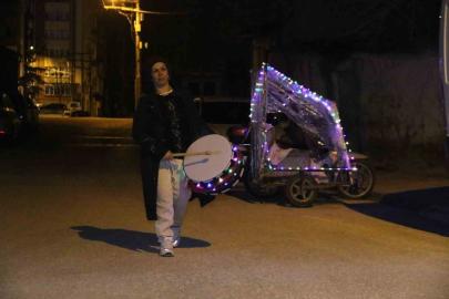 Rengarenk davulunu çalarak torununa ‘ışık’ olmak istiyor