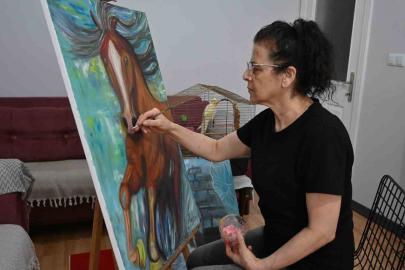 Ressamı depremde elinde tuttuğu fırça hayata bağladı