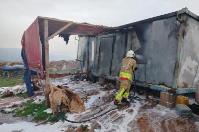 Reyhanlı’da alevlere telsim olan konteyner yandı