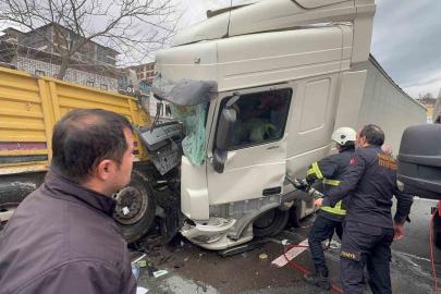 Rize’de arıza yaptığı için park halinde olan tıra başka bir tır çarptı: 1’i ağır 4 yaralı