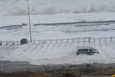 Rize’de dev dalgalar Karadeniz Sahil Yolu’na ulaştı