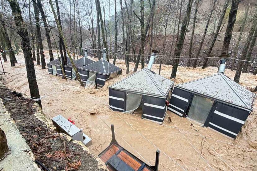 Sağanak Mersin’i vurdu: Dereler taştı, restoran sular altında kaldı