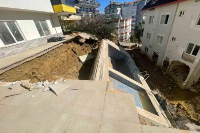 Sağanak sonrası apartman bahçesindeki havuz çöktü, 7 katlı apartman tahliye edildi