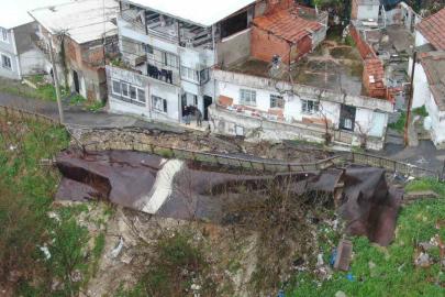 Sağanak sonrası yol çöktü, mahalleyi endişe kapladı