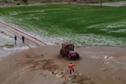 Sağanak taşkına neden oldu, tarlada mahsur kalan şahıs traktörle kurtarıldı