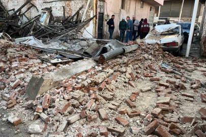 Sağanak yağış Sarıgöl’de metruk bir binayı yıktı