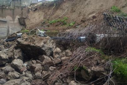 Sağanak yağmur okulun istinat duvarını yıktı