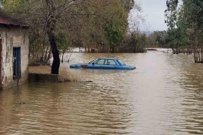 Sağanak yağmurdan sonra şaşırtan görüntü, dağda devasa şelaleler oluştu