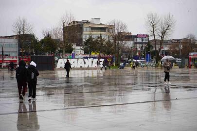 Sakarya’da şehir merkezinde yağmur, yüksek kesimlerde kar etkili oluyor