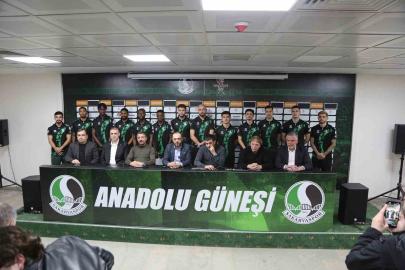 Sakaryaspor’da transferin son gününde 13 imza birden atıldı