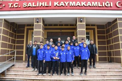 Salihli Kaymakamı Güldoğan, şampiyonları ağırladı