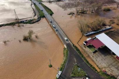 Salihli’de sel felaketi: Köprü yıkıldı, nehir taştı, yollar kapandı
