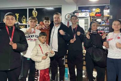 Salihlili kick boksçulardan Manisa’da madalya yağmuru