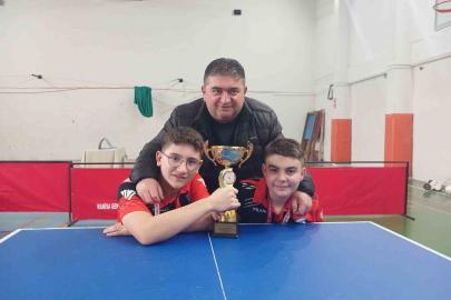 Salihli’nin yıldız tenisçileri Manisa’da şampiyon oldu