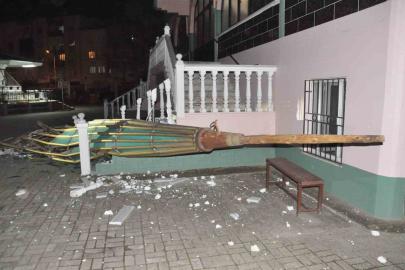 Salihli’yi fırtına vurdu: Minarenin külahı koptu, çok sayıda ağaç devrildi