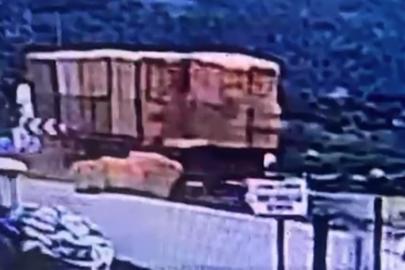 Saman balyalarının altında kalan kişinin ölüm anı kamerada