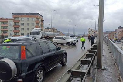 Samsun’da cip bariyere çarptı, anne ve oğlu yaralandı