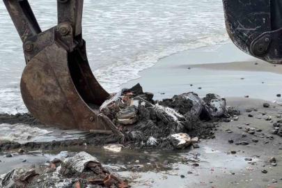 Samsun’da denize atılan çuvallar dolusu inşaat atığı temizlendi, inceleme başlatıldı